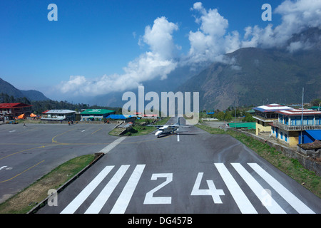 Sita Air avion Dornier 228 l'atterrissage sur la piste, l'aéroport Tenzing-Hillary, Lukla, Népal, Asie Banque D'Images