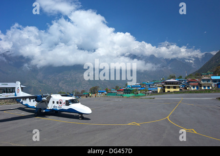 Sita Air avion Dornier 228 approchant de la piste, l'aéroport Tenzing-Hillary, Lukla, Népal, Asie Banque D'Images