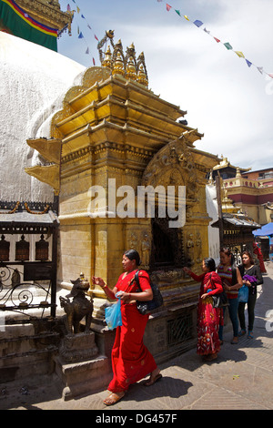 Les femmes qui quittent les offrandes à sanctuaire bouddhiste, Swayambhunath Stupa (Monkey Temple), UNESCO World Heritage Site, Katmandou, Népal Banque D'Images