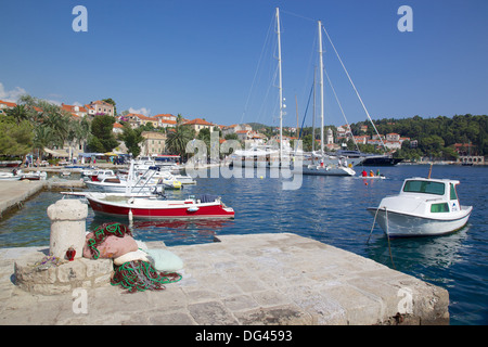 Vue sur la vieille ville et de bateaux dans port, Dubrovnik, Dubrovnik, la côte dalmate, Dubrovnik, Croatie, Europe Banque D'Images