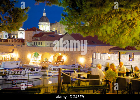 Port et vieille ville au crépuscule, Dubrovnik, Dubrovnik, Dalmatie, Croatie, Europe Banque D'Images