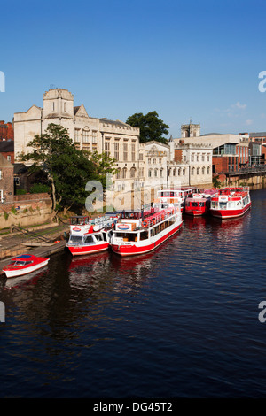 River bateaux amarrés sur la rivière Ouse au Guildhall, ville de York, Yorkshire, Angleterre, Royaume-Uni, Europe Banque D'Images