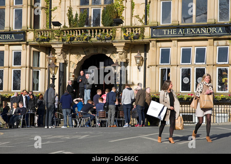 Les personnes qui boivent à l'extérieur de pub populaire le samedi après-midi, l'Alexandra, Prospect Place, Harrogate, North Yorkshire, England, UK Banque D'Images