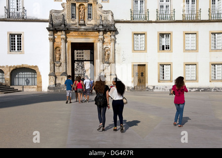 Porte d'entrée ( Porta Ferrea) et les élèves dans la cour de l'ancienne Université de Coimbra, Coimbra, Portugal Banque D'Images