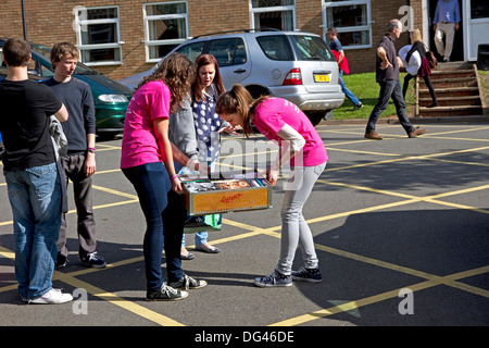 Les anciens mentors étudiants  + parents aider les élèves plus frais dans des résidences, la vallée de l'Université de Birmingham, UK Banque D'Images