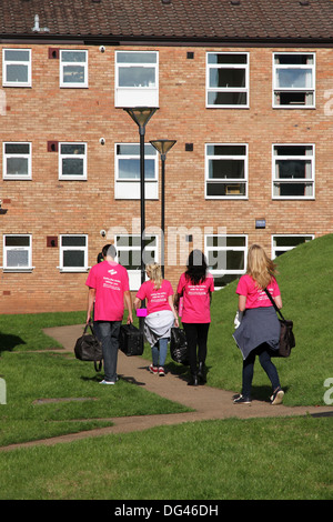 Les anciens mentors étudiants aider les élèves plus frais dans des résidences, la vallée de l'Université de Birmingham, UK Banque D'Images