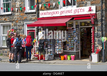 Les marcheurs à l'extérieur / tourisme, boutique de cadeaux, de Beddgelert Gwynedd, Snowdonia, au nord du Pays de Galles, Royaume-Uni Banque D'Images