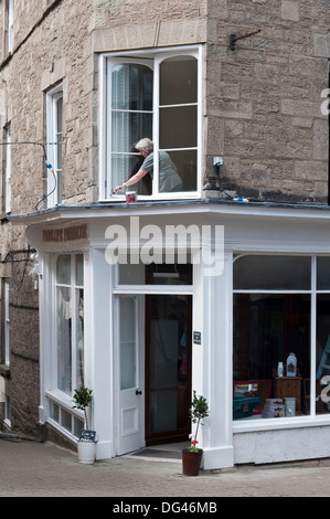 Hay-on-Wye dame mature atelier de peinture blanche avant de Powys Pays de Galles Banque D'Images