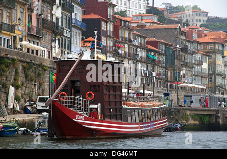 Sur le front de fleuve Douro, quartier de Ribeira, le centre de Porto, Portugal Banque D'Images