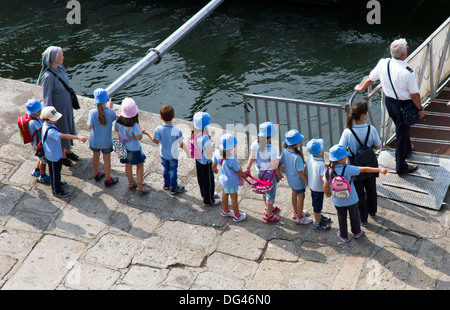 Les enfants en attente de sélection '6 ponts' croisière sur le fleuve Douro, la place Ribeira, Porto, Portugal Banque D'Images