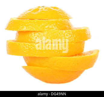 Un fruit orange couper horizontalement en 6 tranches et remonté sur un fond blanc. Banque D'Images