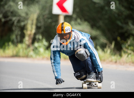Skateboard longboard man training sur voie publique, ski Banque D'Images