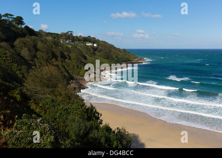 Carbis Bay Beach près de St Ives Cornwall England uk et sur le South West Coast Path avec ciel bleu sur une belle journée ensoleillée Banque D'Images