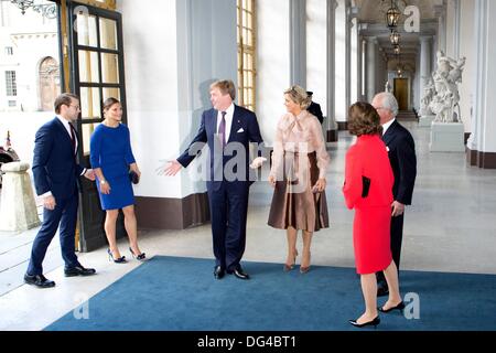 Stockholm, Suède. 14Th Oct, 2013. Le roi Willem-Alexander et Maxima La reine des Pays-Bas sont accueillis par le roi Carl Gustav et la reine Silvia, la Princesse Victoria (L) et le Prince Daniel au palais royal de Stockholm, Suède, le 14 octobre 2013. Le couple royal néerlandais sont en tournée à travers l'Europe de se présenter comme nouveau roi et reine. Photo : Patrick van Katwijk/dpa/Alamy Live News Banque D'Images