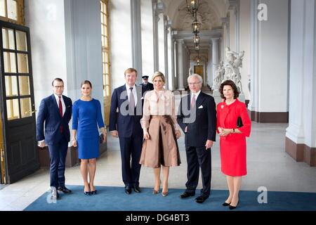 Stockholm, Suède. 14Th Oct, 2013. Le roi Willem-Alexander et Maxima La reine des Pays-Bas (C) sont accueillis par le roi Carl Gustav et la reine Silvia (R) et de la princesse Victoria et le Prince Daniel (L) au palais royal de Stockholm, Suède, le 14 octobre 2013. Le couple royal néerlandais sont en tournée à travers l'Europe de se présenter comme nouveau roi et reine. Photo : Patrick van Katwijk/dpa/Alamy Live News Banque D'Images