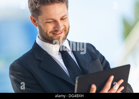 Un jeune homme avec une barbe à l'aide d'un ordinateur tablette Banque D'Images