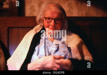 Une femme âgée au chaud dans un châle de laine Ceredition Wales UK 1981 KATHY DEWITT Banque D'Images