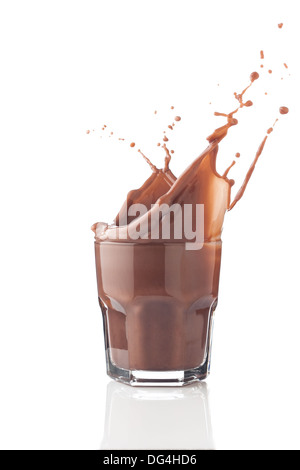 Splash chocolat dans un verre isolé sur fond blanc Banque D'Images