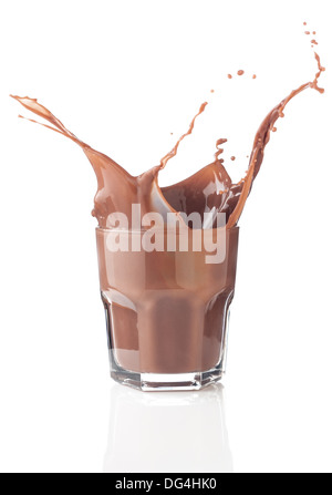 Splash chocolat dans un verre isolé sur fond blanc Banque D'Images