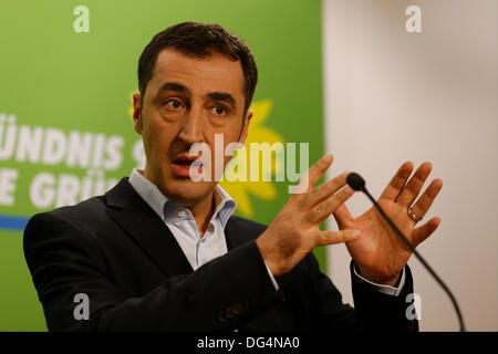 Berlin, Allemagne. 14 octobre, 2013. Cem Özdemir, président de l'Alliance 90/Les Verts, tient une conférence de presse à Berlin. / Photo : Cem Özdemir, président de l'Alliance 90/Les Verts parle au cours appuyez sur coference à Berlin. Banque D'Images