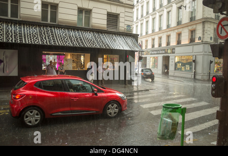 Une douche à effet pluie d'été à Paris, France Banque D'Images