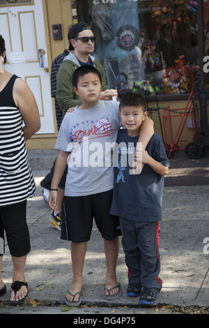 Les enfants costumés en mars la parade annuelle ragamuffin dans Bay Ridge, Brooklyn, New York. Banque D'Images