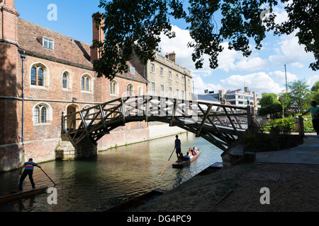 CAMBRIDGE, UK - 18 août : Touristique punter en gondole dans Rivière Cam passant sous le pont mathématique avec parc arboré en t Banque D'Images