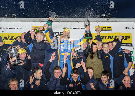 Brands Hatch, Kent, UK. 13 Oct, 2013. Course Pirtek équipe célébrer au cours de la dernière journée de la Dunlop British Touring Car Championships à partir de la piste de Brands Hatch. Credit : Action Plus Sport/Alamy Live News Banque D'Images