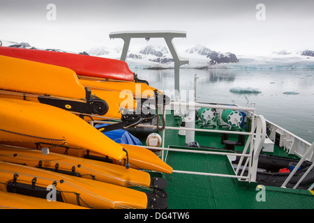 Zodiaks et de kayaks de mer sur le pont du navire de recherche russe AkademiK Sergey Vavilov, un navire de la glace renforcée Banque D'Images