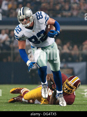 Arlington, Texas, USA. 13 Oct, 2013. 14 octobre 2013, Arlington, Tx. USA. Cowboys tight end Jason Whitten se casse un plaquage par Redskins de Washington Perry Riley JR. Comme les Dallas Cowboys défait Redskins de Washington 31 à 16 au stade d'ATT à Arlington, Tx. Credit : Ralph Lauer/ZUMAPRESS.com/Alamy Live News Banque D'Images