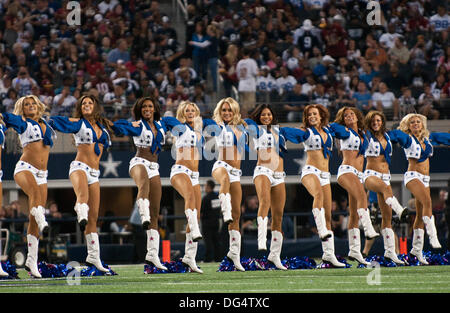 Arlington, Texas, USA. 13 Oct, 2013. 14 octobre 2013, Arlington, Tx. USA. Les Dallas Cowboys Cheerleaders effectuer avant le jeu comme les Dallas Cowboys défait Redskins de Washington 31 à 16 au stade d'ATT à Arlington, Tx. Credit : Ralph Lauer/ZUMAPRESS.com/Alamy Live News Banque D'Images