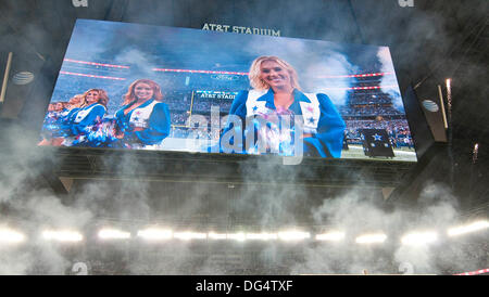 Arlington, Texas, USA. 13 Oct, 2013. 14 octobre 2013, Arlington, Tx. USA. Les Dallas Cowboys Cheerleaders sont diffusés sur l'écran à l'ATT stade comme les Dallas Cowboys défait Redskins de Washington 31 à 16 au stade d'ATT à Arlington, Tx. Credit : Ralph Lauer/ZUMAPRESS.com/Alamy Live News Banque D'Images