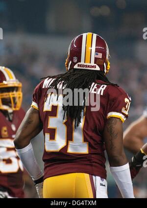 Arlington, Texas, USA. 13 Oct, 2013. 14 octobre 2013, Arlington, Tx. USA. Brandon Meriweather joueur Washington Redskins a une étiquette sur l'arrière de son casque comme les Dallas Cowboys défait Redskins de Washington 31 à 16 au stade d'ATT à Arlington, Tx. Credit : Ralph Lauer/ZUMAPRESS.com/Alamy Live News Banque D'Images