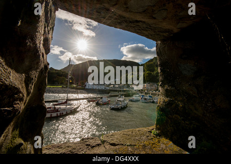 Marée haute à Lynmouth Harbour sur la côte nord du Devon, Exmoor, encadrée par la tour de France rhénane. Banque D'Images