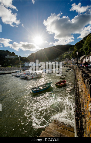 Marée haute à Lynmouth Harbour sur la côte nord du Devon, Exmoor, UK Banque D'Images