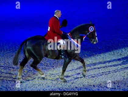 Birmingham, UK. 13 Oct, 2013. Simon Reynolds championne suprême équitation marque IX. (HOYS). National Exhibition Centre (NEC). Birmingham. UK. Le 13/10/2013. Credit : Sport en images/Alamy Live News Banque D'Images