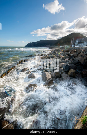 La marée haute, avec des nuages sur le village côtier de Lynmouth sur la côte nord du Devon où la mer touche d'Exmoor, UK Banque D'Images