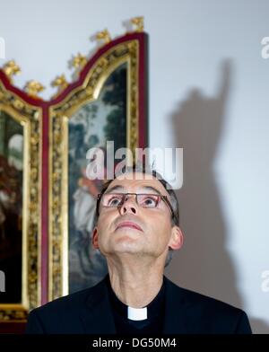 Limburg, Allemagne. 06Th déc, 2012. Franz-Peter Tebartz-van Elst, évêque de Limbourg, est représentée dans sa chapelle sur le terrain de l'ancien Vicariat, en face de la cathédrale de Limburg, Allemagne, 03 décembre 2012. L'ombre sur le mur est coulé par une autre personne dans la chapelle. L'évêque controversé est en ce moment à Rome. Photo : BORIS ROESSLER/dpa/Alamy Live News Banque D'Images