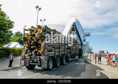 Un camion d'exploitation forestière à bord du traversier Chi Cheemaun à Tobermory (Ontario). Banque D'Images