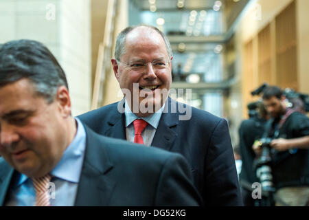 Berlin, Allemagne. Le 14 octobre 2013. Réunion générale entre (CDU/CSU) et le SPD pour préparer la coalition entre les deux parties. Credit : Goncalo Silva/Alamy Live News. Banque D'Images