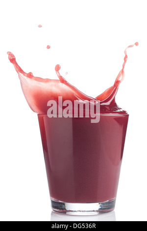 Gouttes de jus de fruit rouge sur fond isolé Banque D'Images