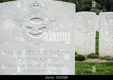 Insigne régimentaire du Royal Flying Corps sur pierre tombale au cimetière de la Commission des sépultures de guerre du Commonwealth pour la Première Guerre mondiale un soldat Banque D'Images