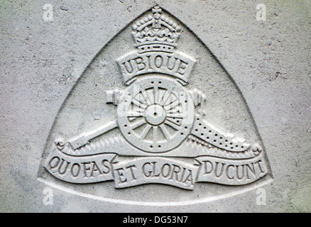 Artillerie royale sur l'insigne régimentaire de la pierre tombale du soldat de la Première Guerre mondiale, cimetière de la Commonwealth War Graves Commission Banque D'Images