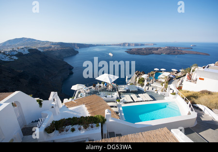 Santorin (thira), CYCLADES, en Grèce. Une vue imprenable sur la caldeira et le bouchon volcanique de la falaise village de Imerovighli. Banque D'Images