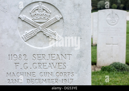 Machine Gun Corps tombe sur l'insigne régimentaire de la Seconde Guerre mondiale, un soldat britannique, cimetière de la Commonwealth War Graves Commission Banque D'Images