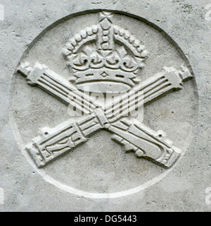 Machine Gun Corps tombe sur l'insigne régimentaire de la Seconde Guerre mondiale, un soldat britannique, cimetière de la Commonwealth War Graves Commission Banque D'Images