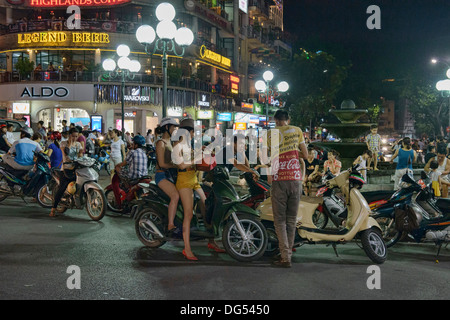 Trafic la nuit à Hanoi, Vietnam Banque D'Images