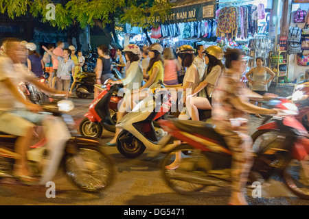 Trafic la nuit à Hanoi, Vietnam Banque D'Images