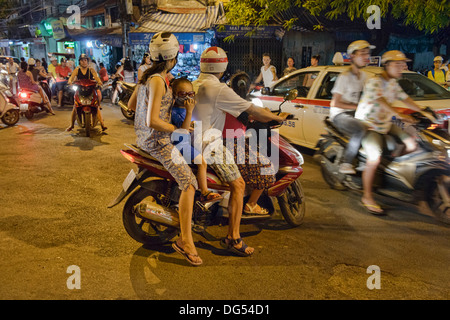 Trafic la nuit à Hanoi, Vietnam Banque D'Images