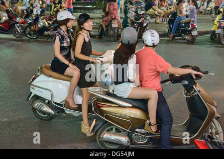 Trafic la nuit à Hanoi, Vietnam Banque D'Images